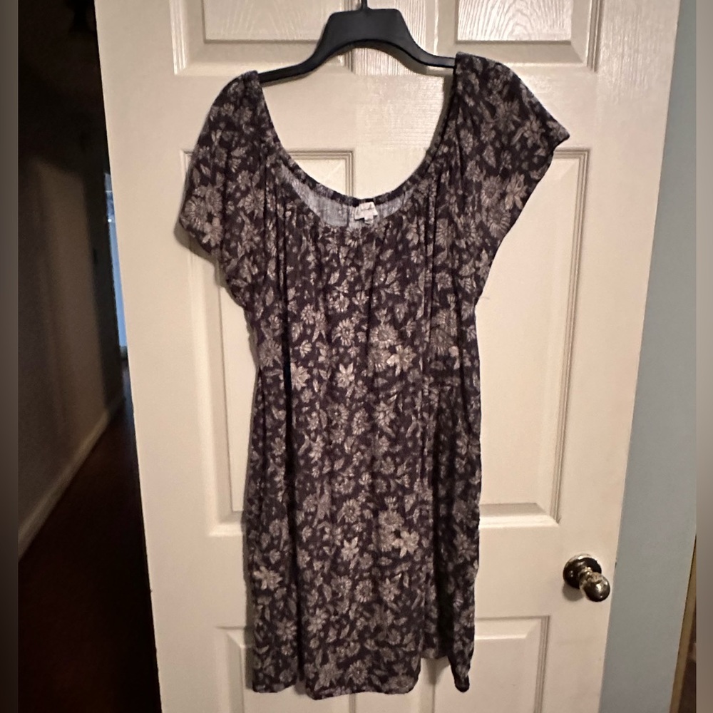 Great little work dress with sandals.
